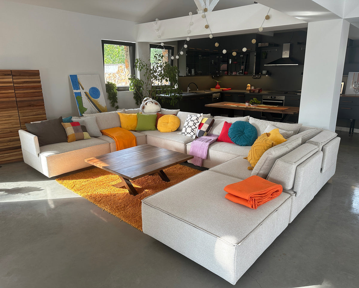 Großes FEYDOM CasCais Sofa in einem offenen Raum mit Küche
