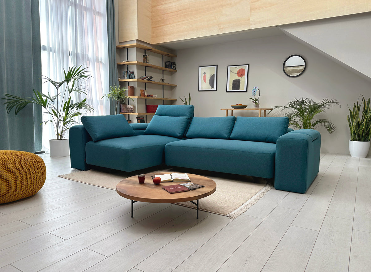 Türkises FEYDOM BonBon3 L Ecksofa unter einer Holzgalerie