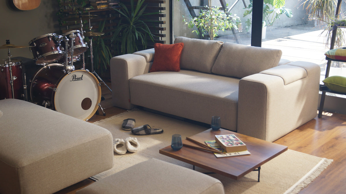 FEYDOM BonBon3 L Sofa im Stoff Alure Natur in einem minimalistischen Musikzimmer