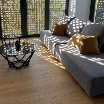FEYDOM Sofa, Špela